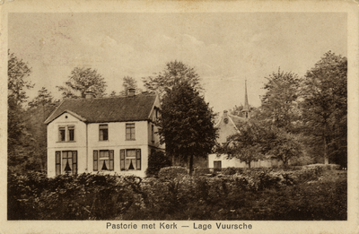 15138 Gezicht op de voorgevel van de pastorie (Hoge Vuurseweg 2) en achtergevel van de Nederlands-hervormde kerk (Hoge ...